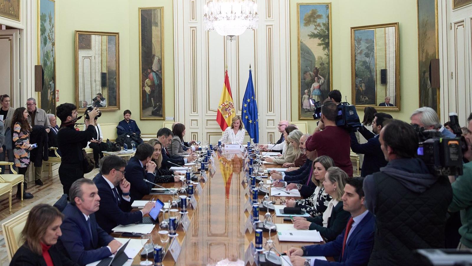 Alegría pide a las comunidades "unidad y consenso" para prohibir los móviles en los colegios