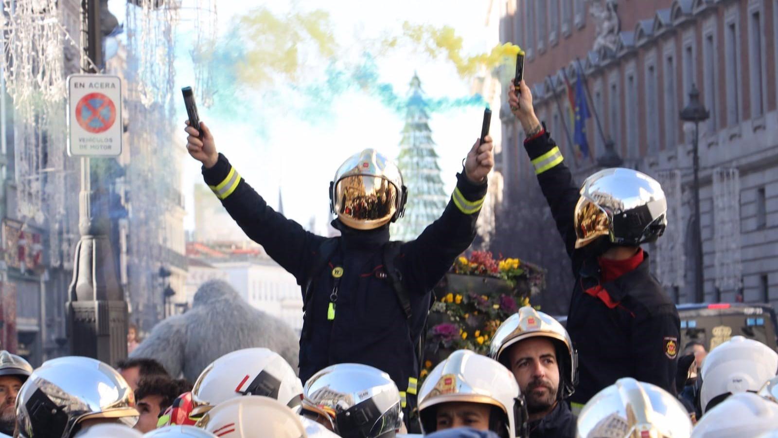 Cientos de bomberos se manifiestan para pedir más inversión y denunciar la situación de varios parques