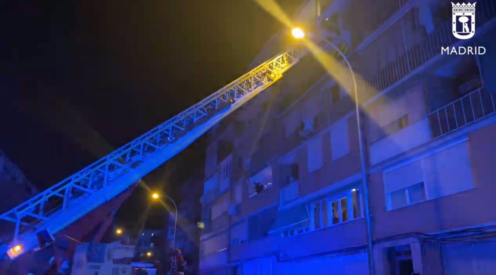 Heridos un hombre y su hijo de cuatro años al producirse una explosión en su vivienda de Aluche