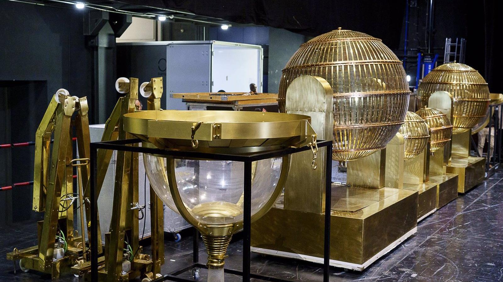 Todo preparado en el Teatro Real para el Sorteo Extraordinario de Navidad