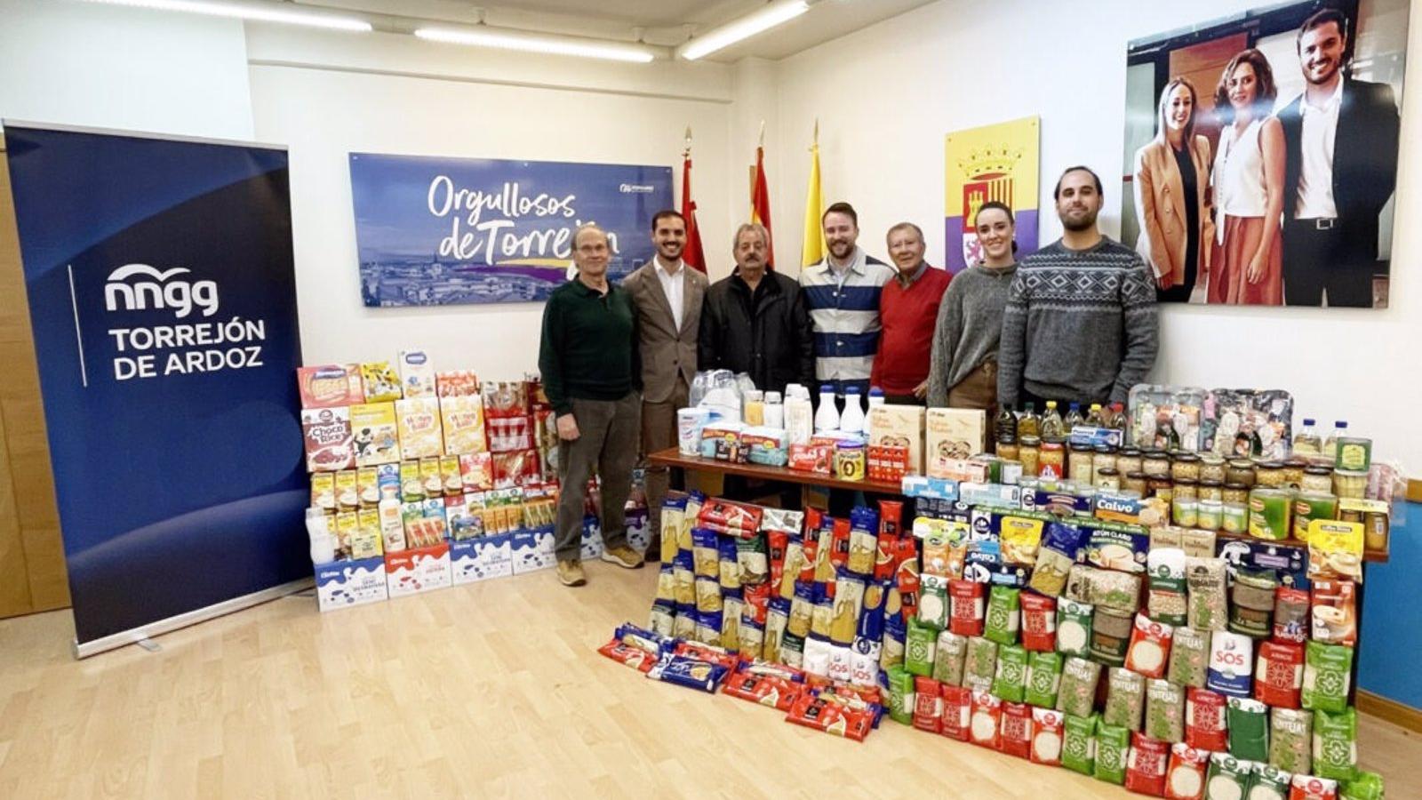 Nuevas Generaciones de Torrejón entrega a Cáritas 600 kilos de comida para las personas sin recursos económicos