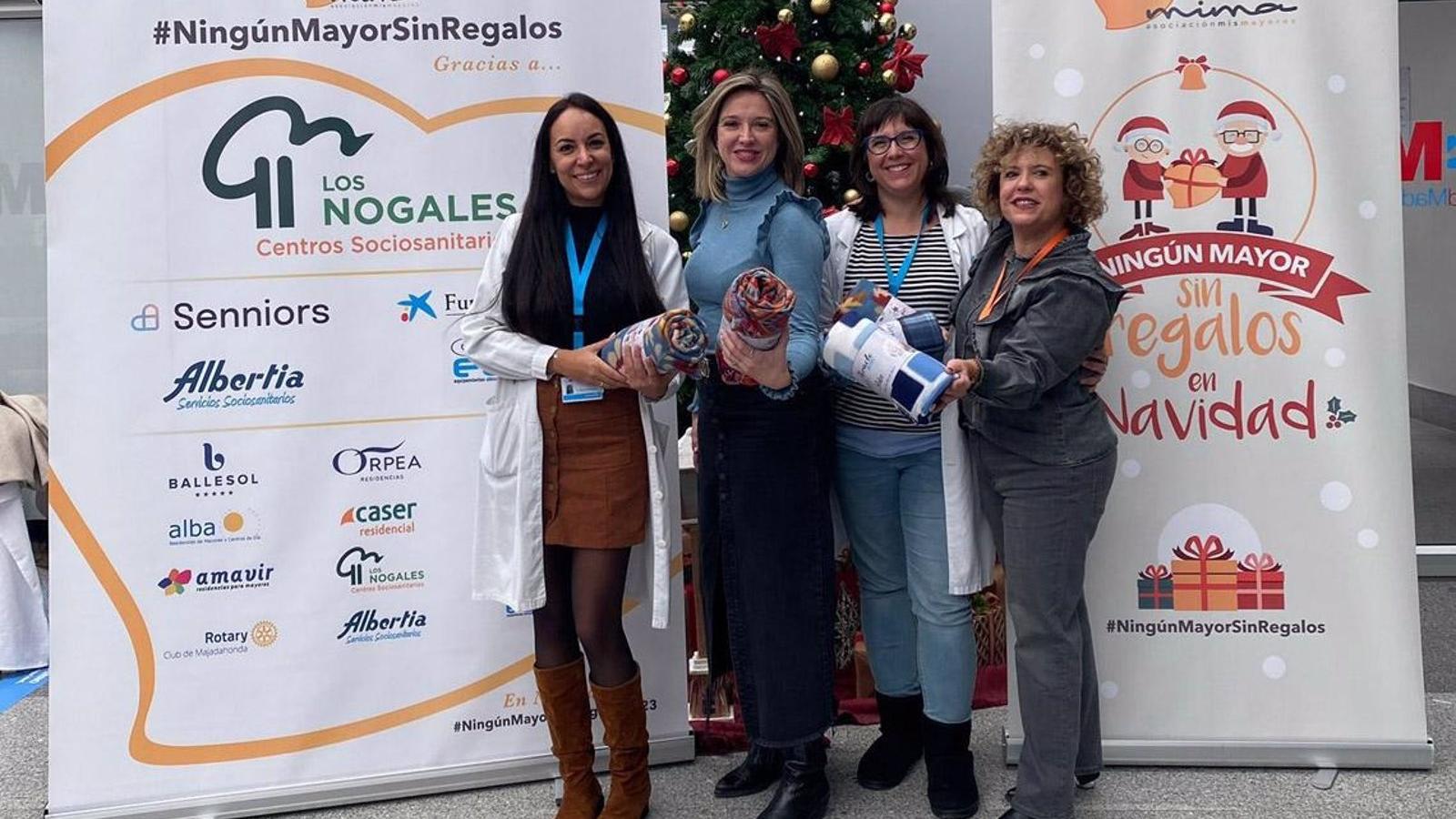 La campaña 'Ningún mayor sin regalo' del hospital reparte más de 100 regalos a mayores hospitalizados en Torrejón