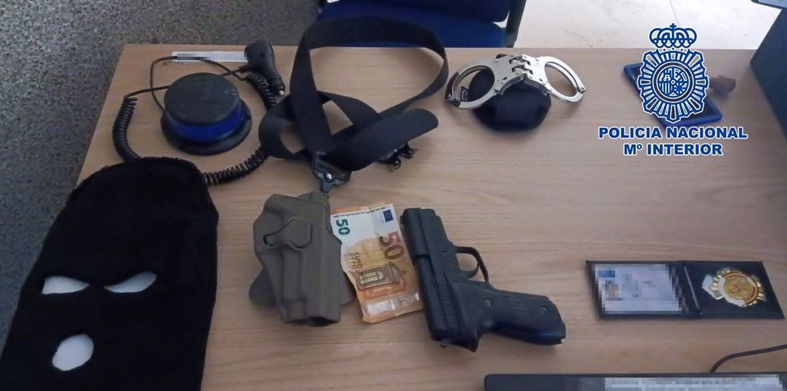 Detenido un falso policía que mostraba una placa y bajo amenaza robaba dinero a jóvenes de Arganzuela