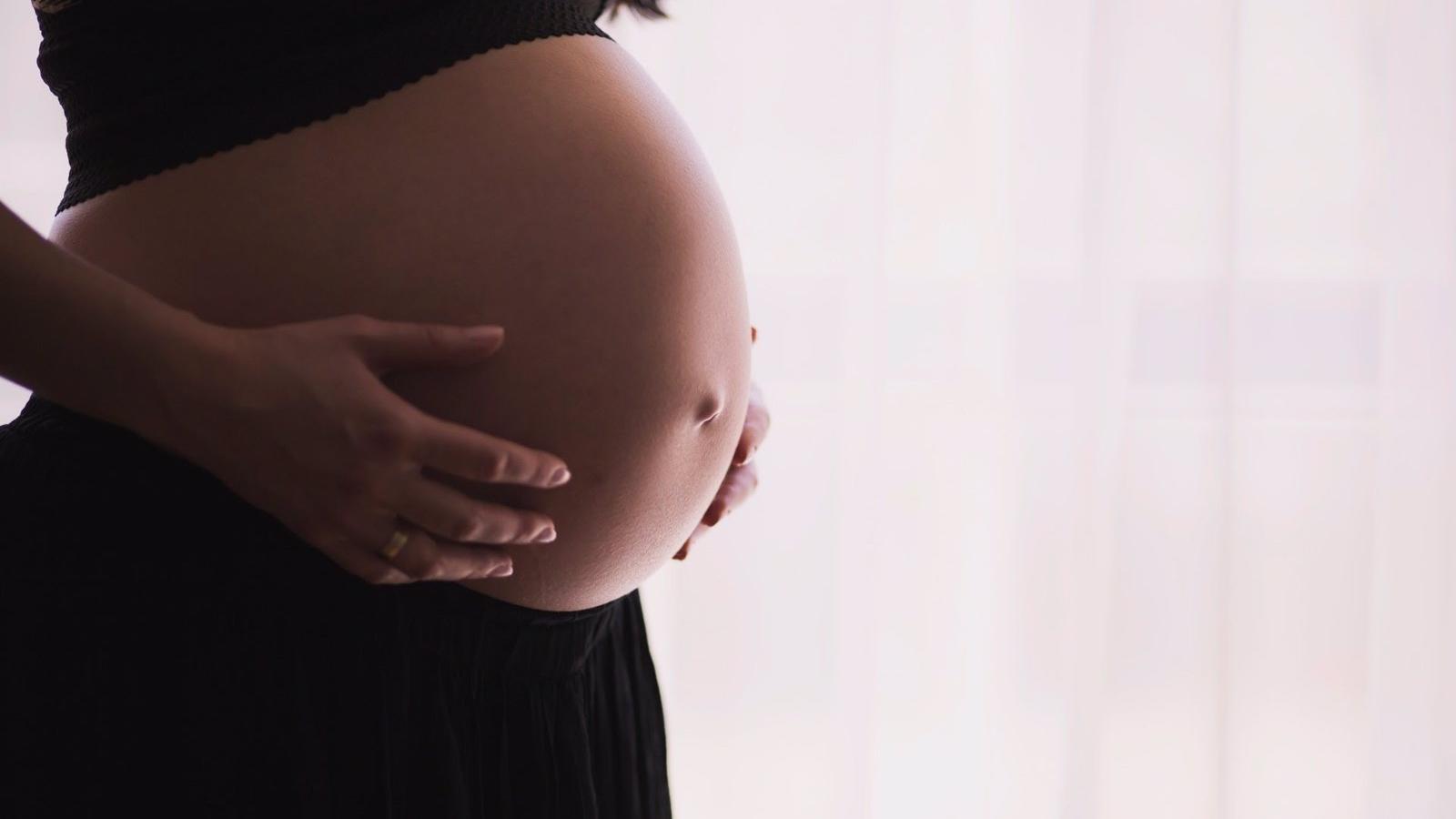 Nuevas ayudas regionales de 1.800 euros por hijo para partos y adopciones múltiples