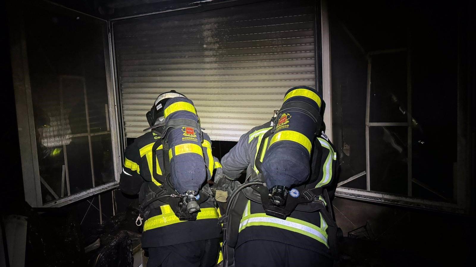  Una mujer de 83 años intoxicada leve tras un incendio en una vivienda en Móstoles