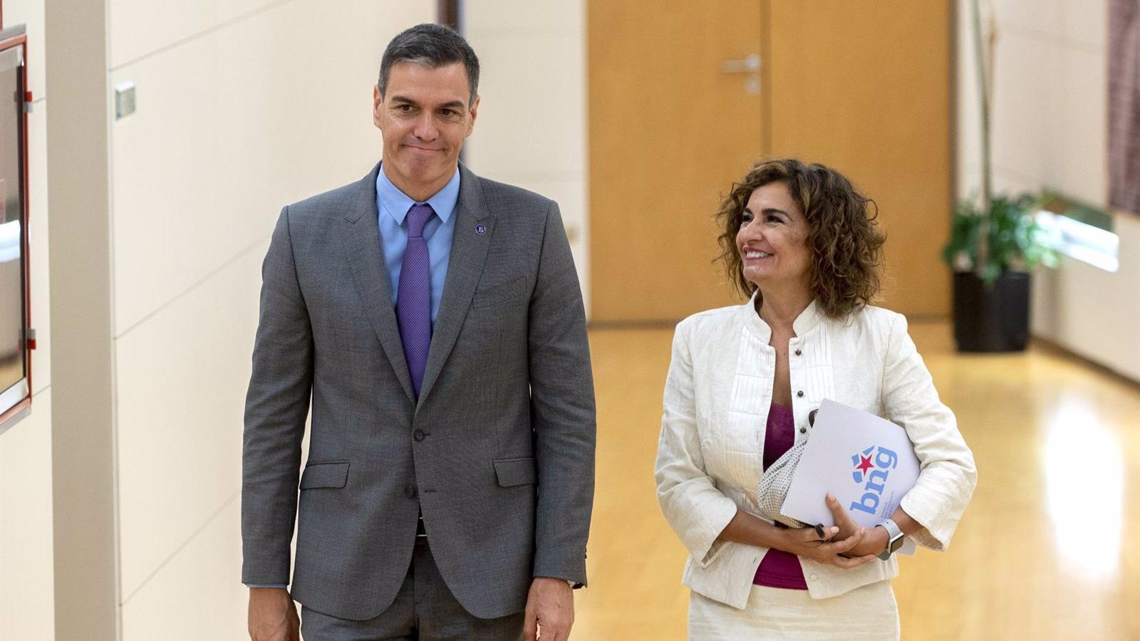 2024: prórroga de los impuestos a la banca y energéticas y subida gradual de impuestos a la luz