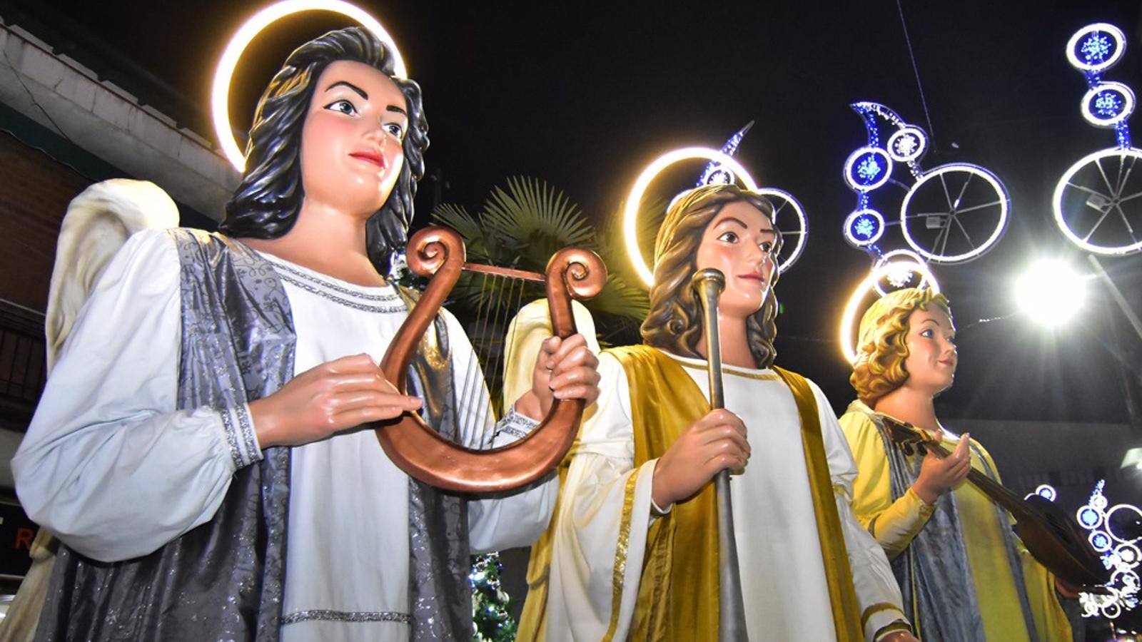 La Plaza Mayor de Torrejón acoge el Pasacalles de los Ángeles Navideños Gigantes para anunciar la llegada de los Reyes