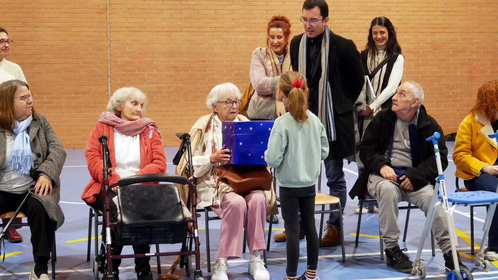 Más de 1.500 escolares regalan plantas a los mayores de Las Rozas por Navidad