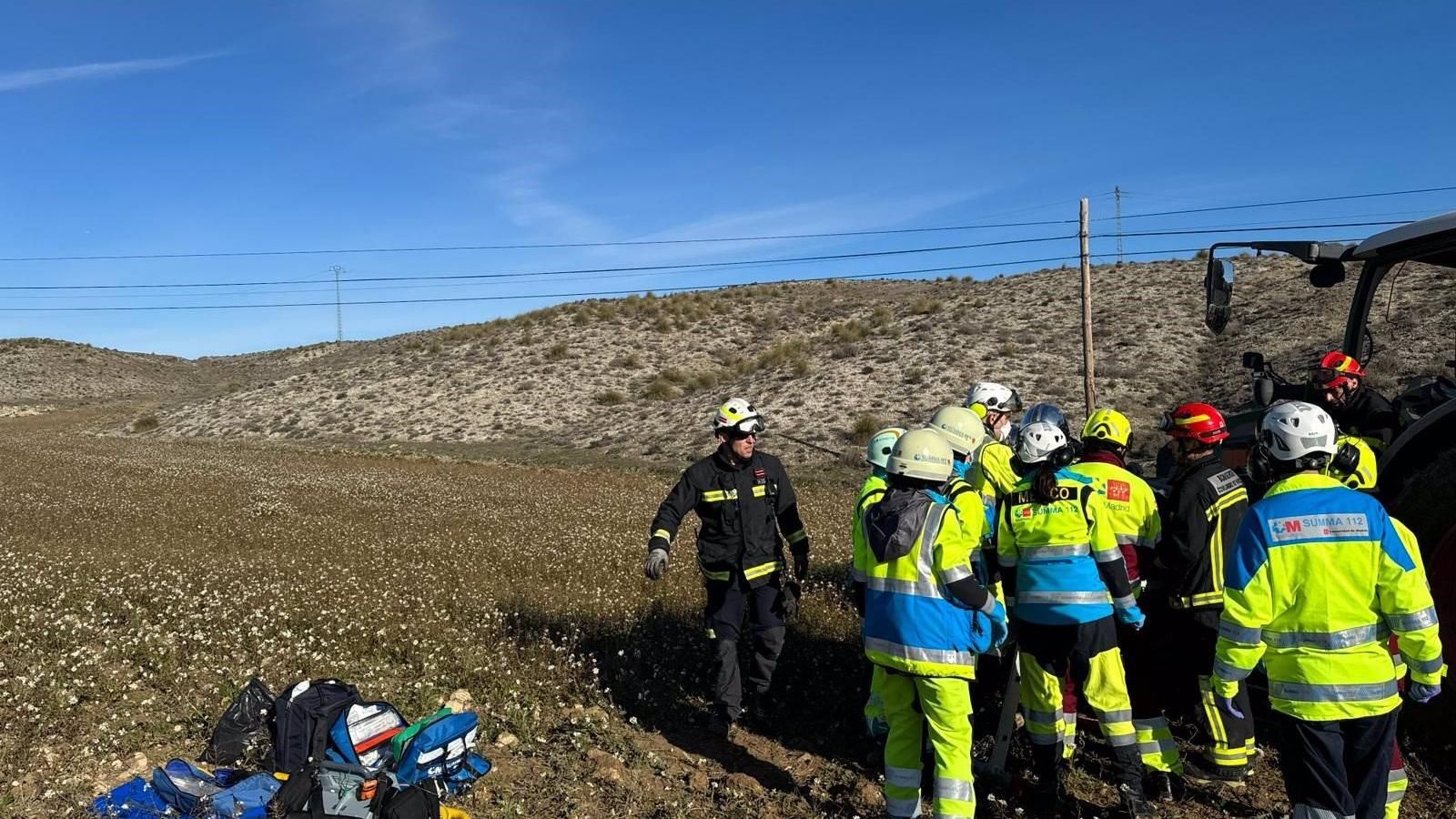  Herido el conductor de un tractor que llevaba estiércol tras caer por un terraplén en Estremera