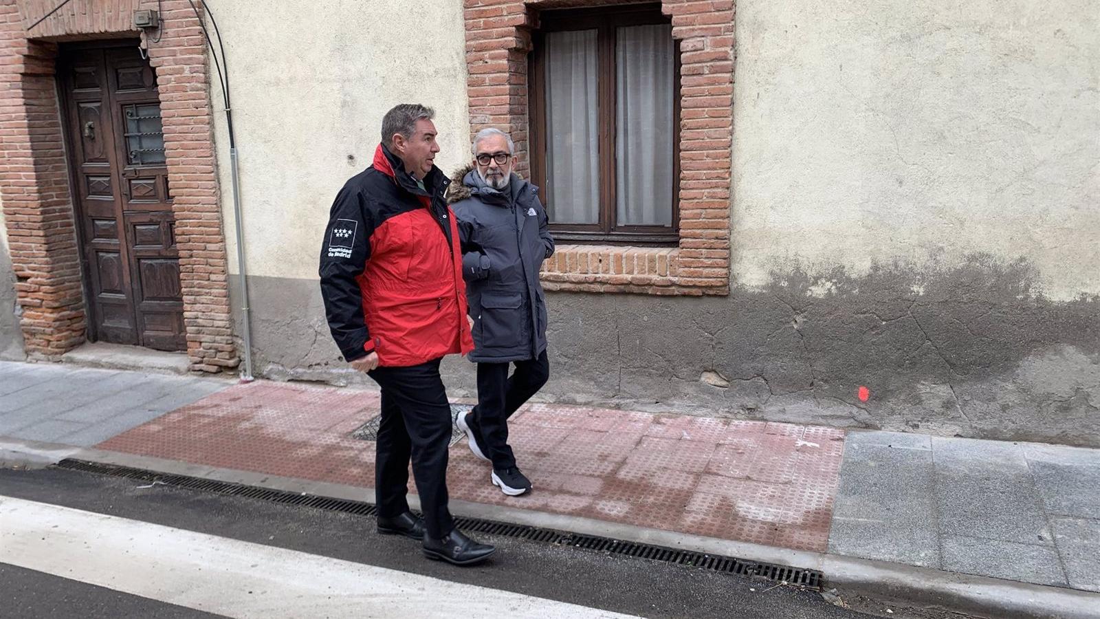 La Comunidad renueva las aceras de una de las vías principales de Rascafría para mejorar su accesibilidad