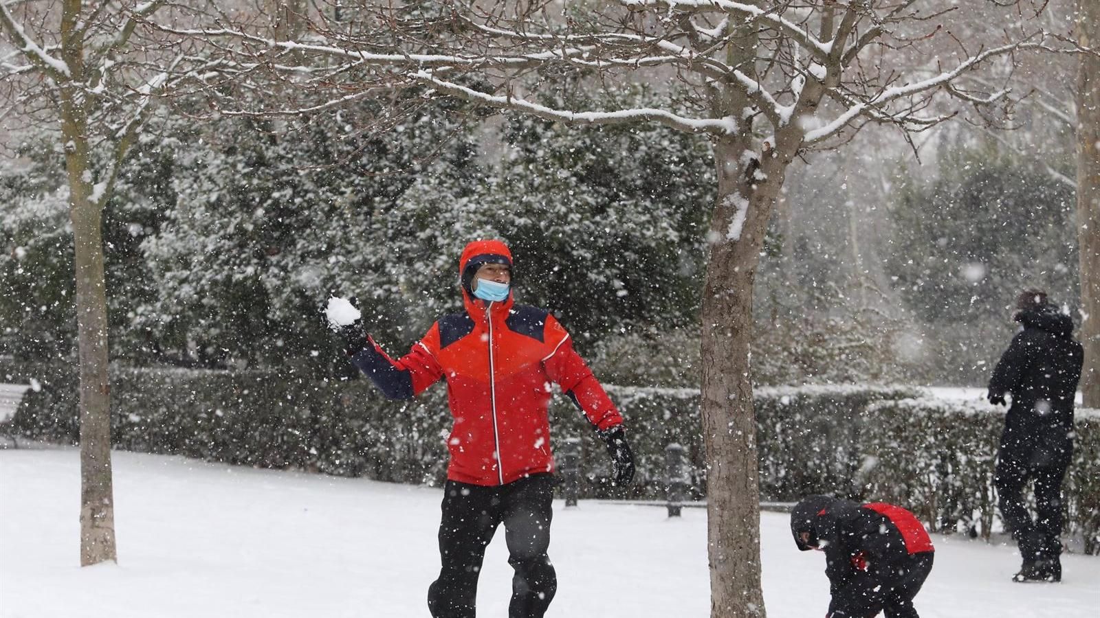 Torrejón se prepara para esparcir sal ante potenciales nevadas con un equipo de más de 200 personas