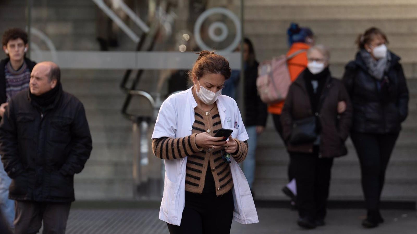 El Ministerio de Sanidad impone el uso obligatorio de mascarilla en centros sanitarios