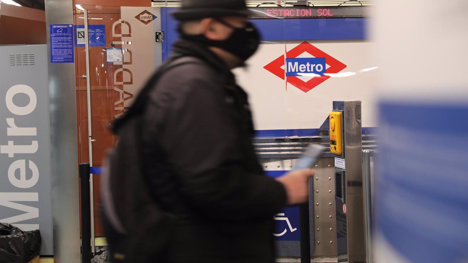 La Comunidad de Madrid trabaja para implantar en Metro el sistema de pago con tarjeta bancaria