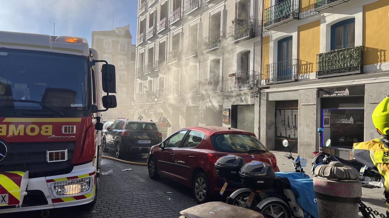  Desalojado por un incendio sin heridos un edificio en el barrio de Latina