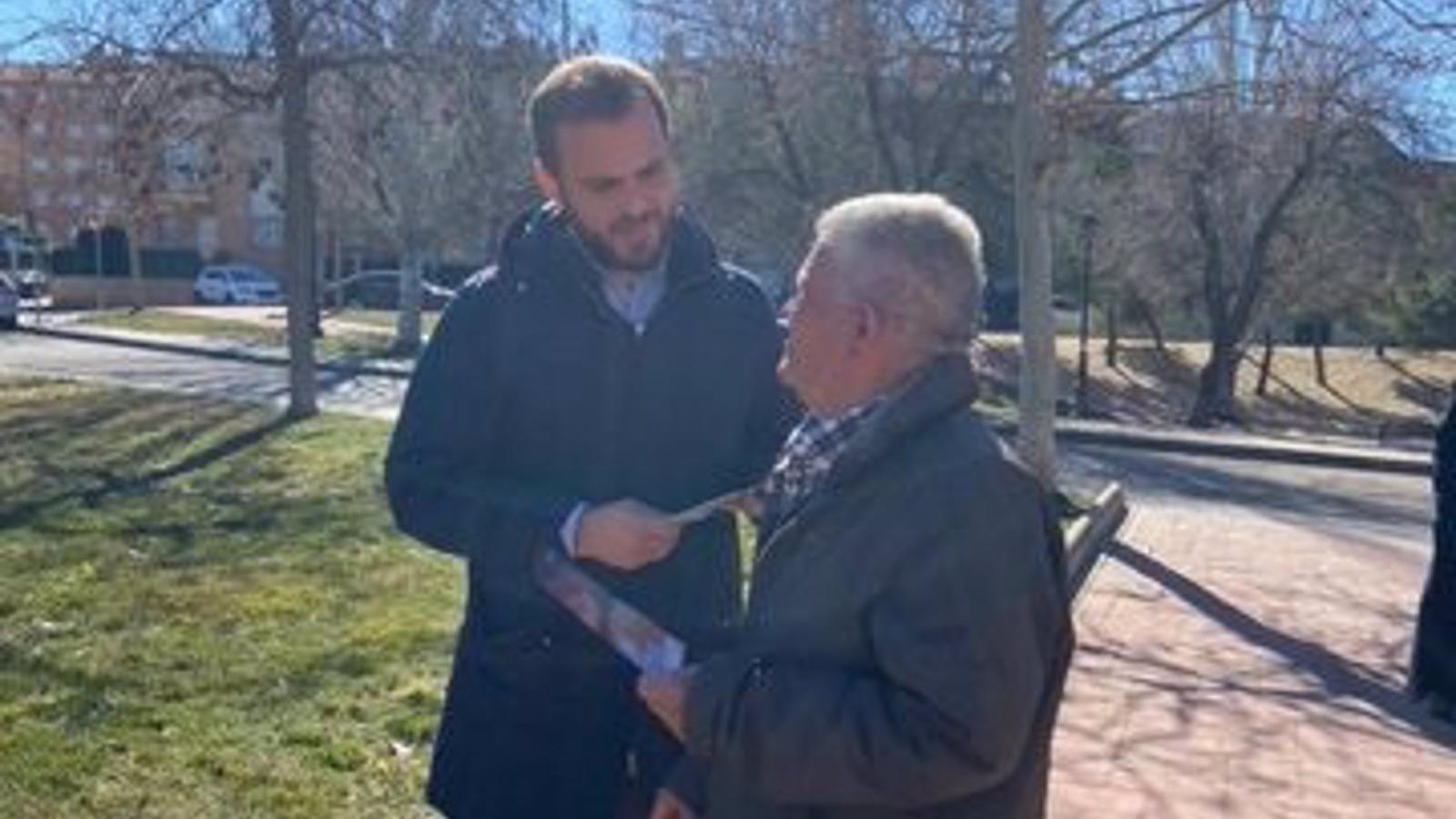 Escribano anima a colegios e institutos de Arganda a visitar la exposición 'La voz de las Manos Blancas'