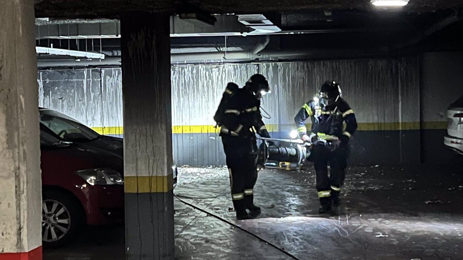 Arde un coche dentro de un garaje de Aluche