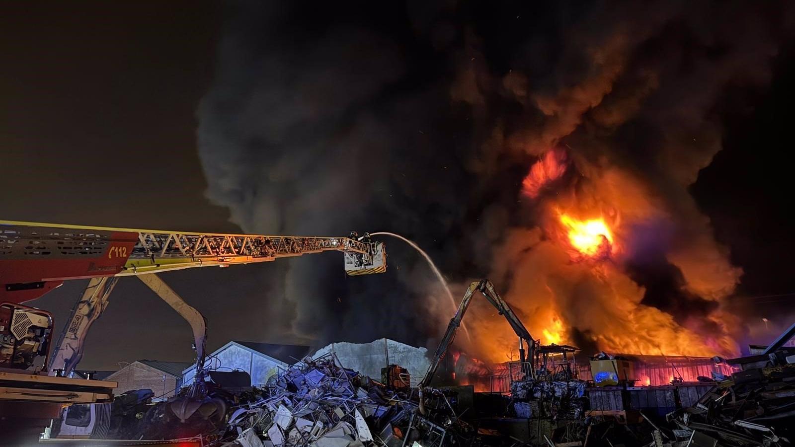  Arden dos naves industriales en Humanes