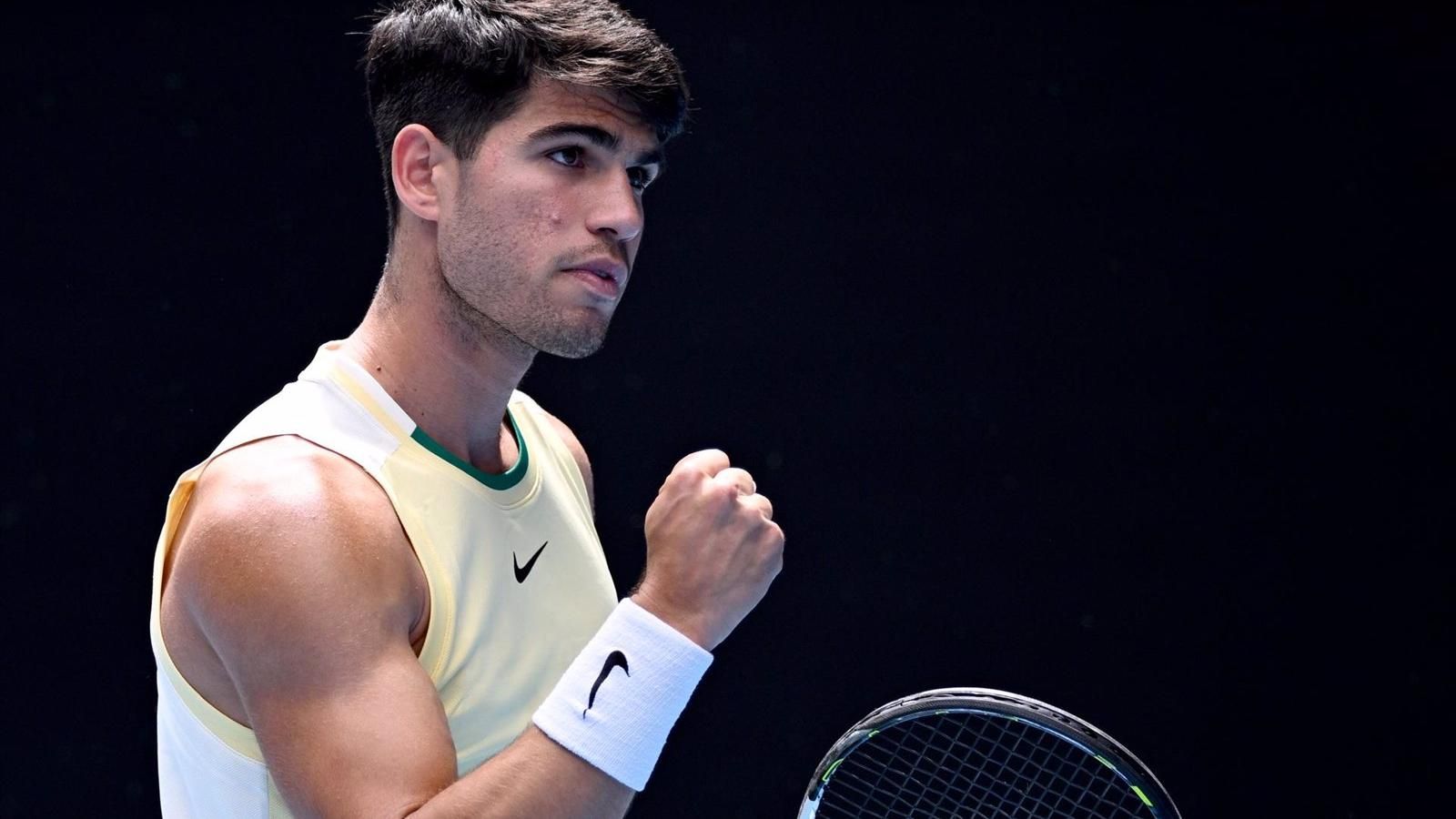 Carlos Alcaraz acelera camino de cuartos en Australia