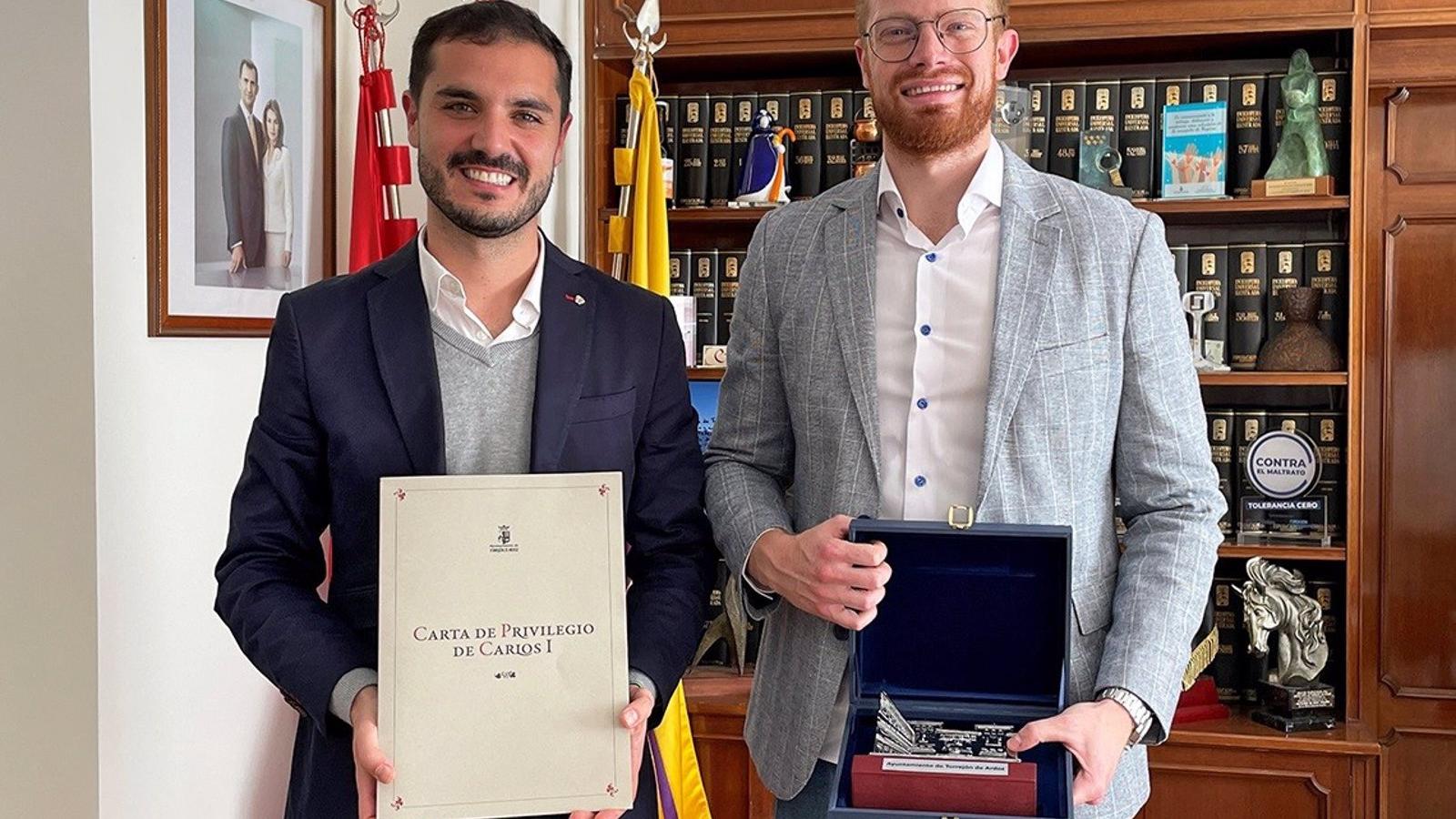 El alcalde de Torrejón recibe a Leonel Pekarek, investigador del cáncer de páncreas