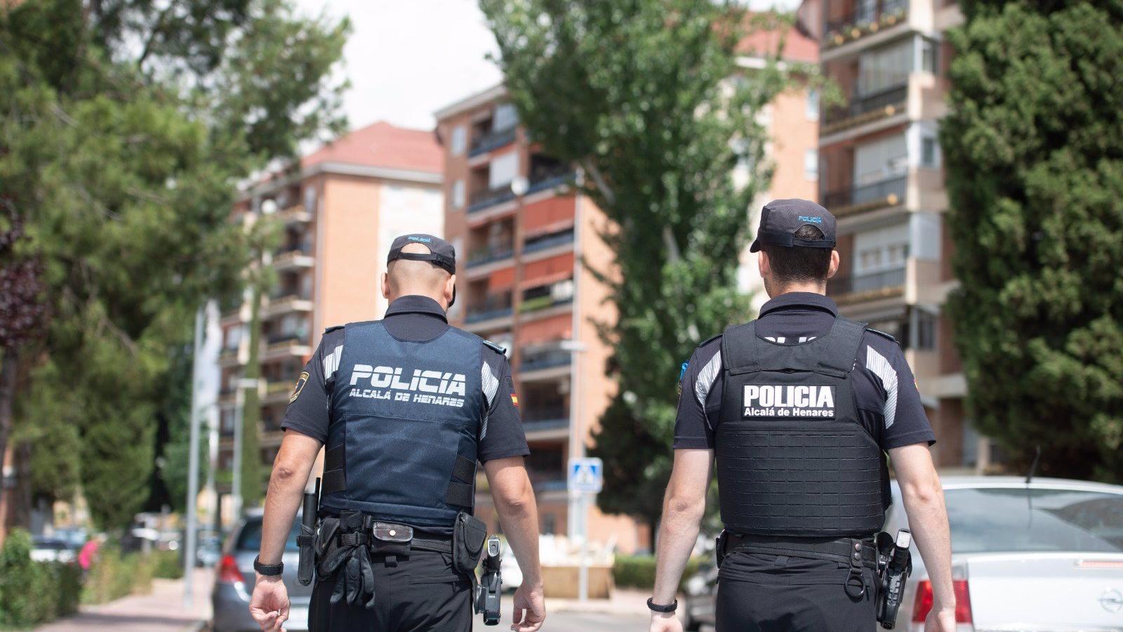 Policías locales de Alcalá de Henares salvan la vida de una bebé
