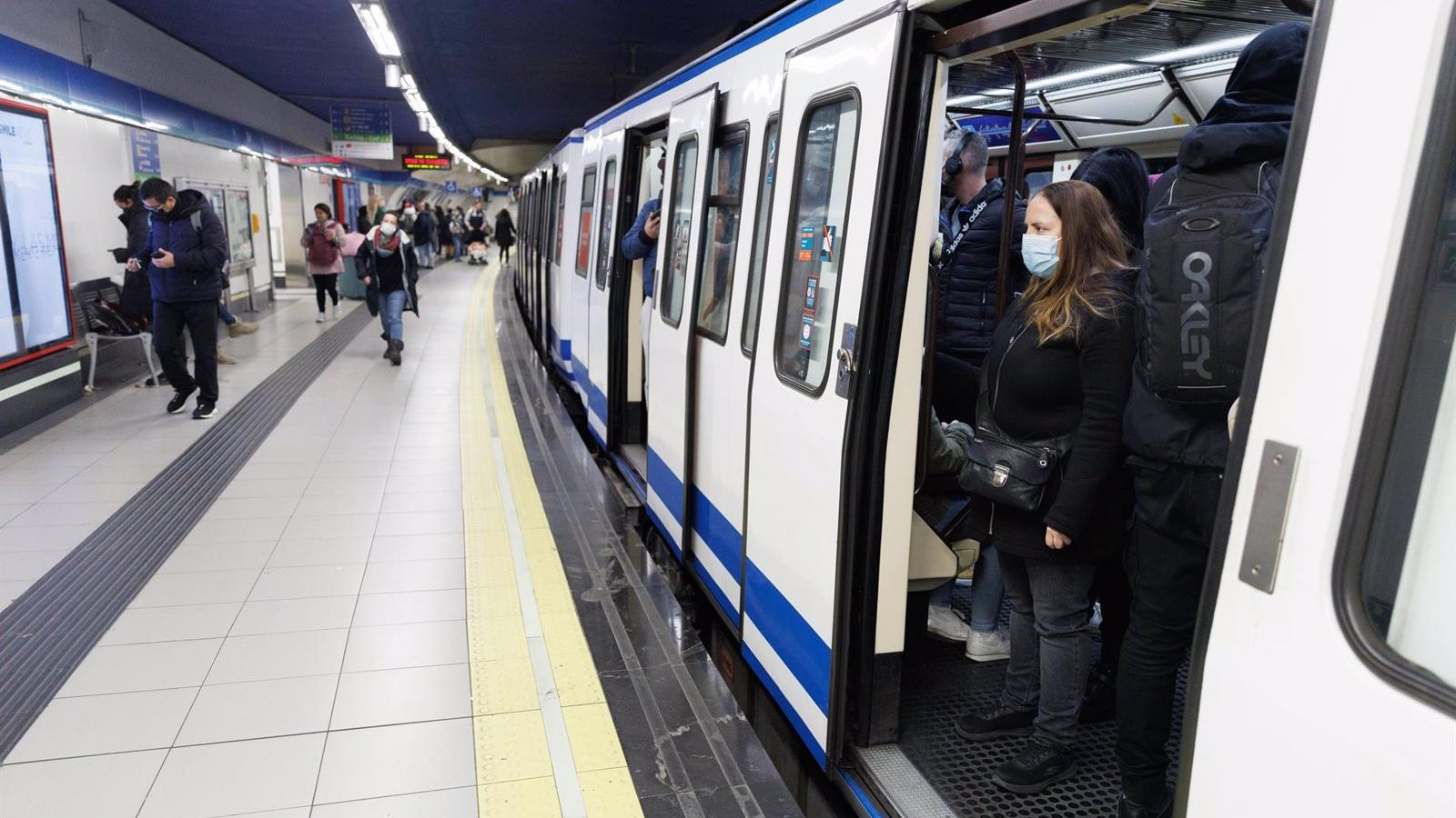 Un grupo de grafiteros paran un tren de la Línea 6 para realizar una pintada