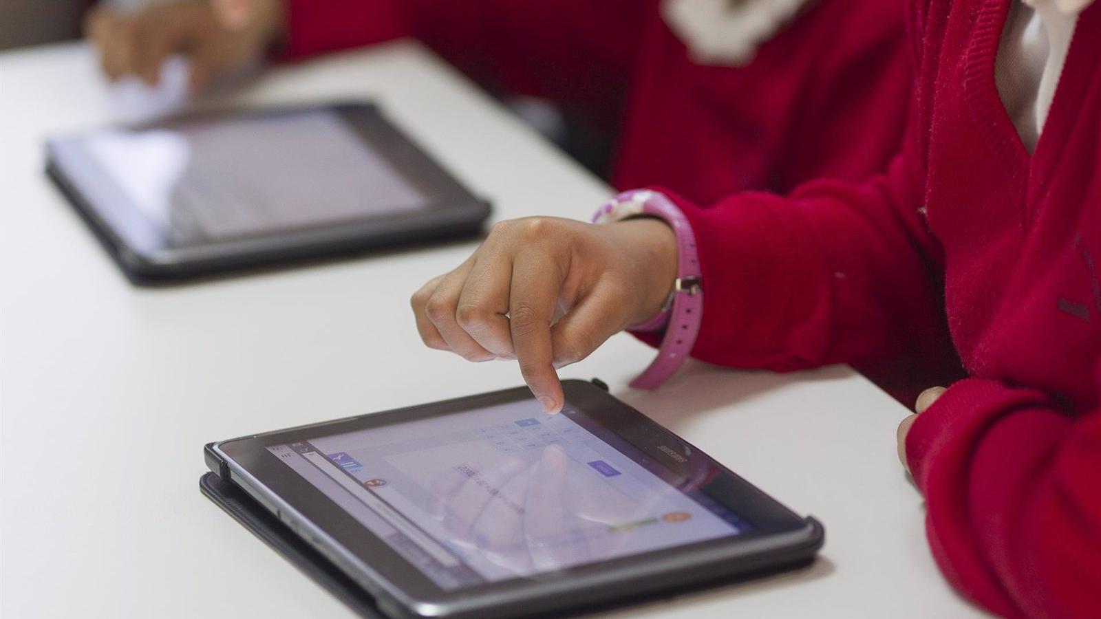 Más del 90% de padres no pone reglas a sus hijos para usar la IA y el 60% apoya incluirla en colegios