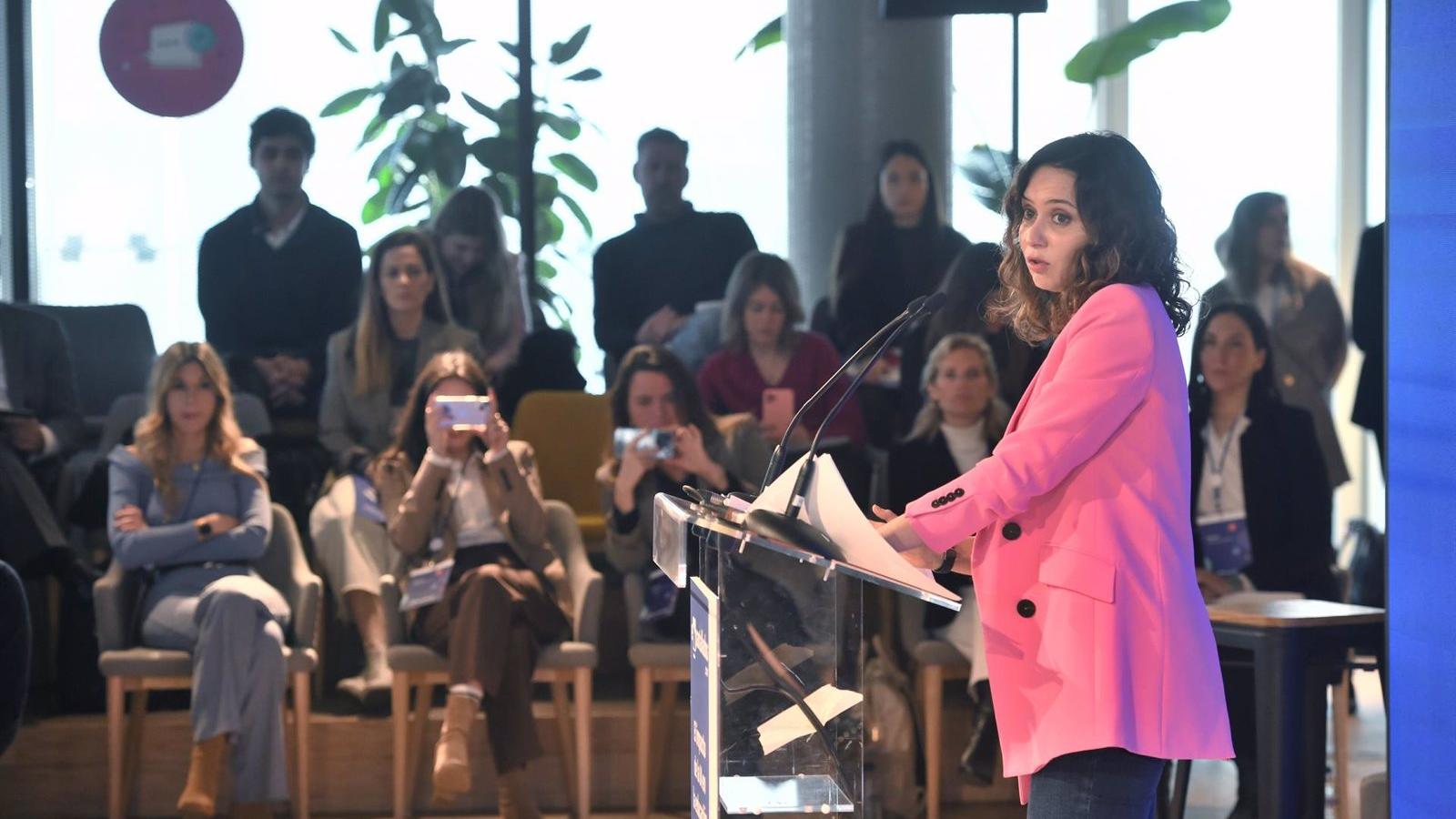 Díaz Ayuso insta a Sanchez a quedarse "en su fachomundo"