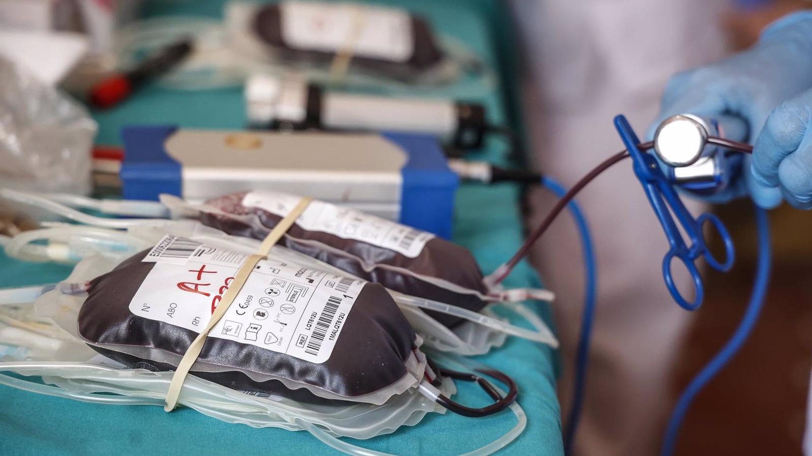 Los hospitales madrileños piden con urgencia donaciones de sangre de los grupos 'B-' y 'AB-'