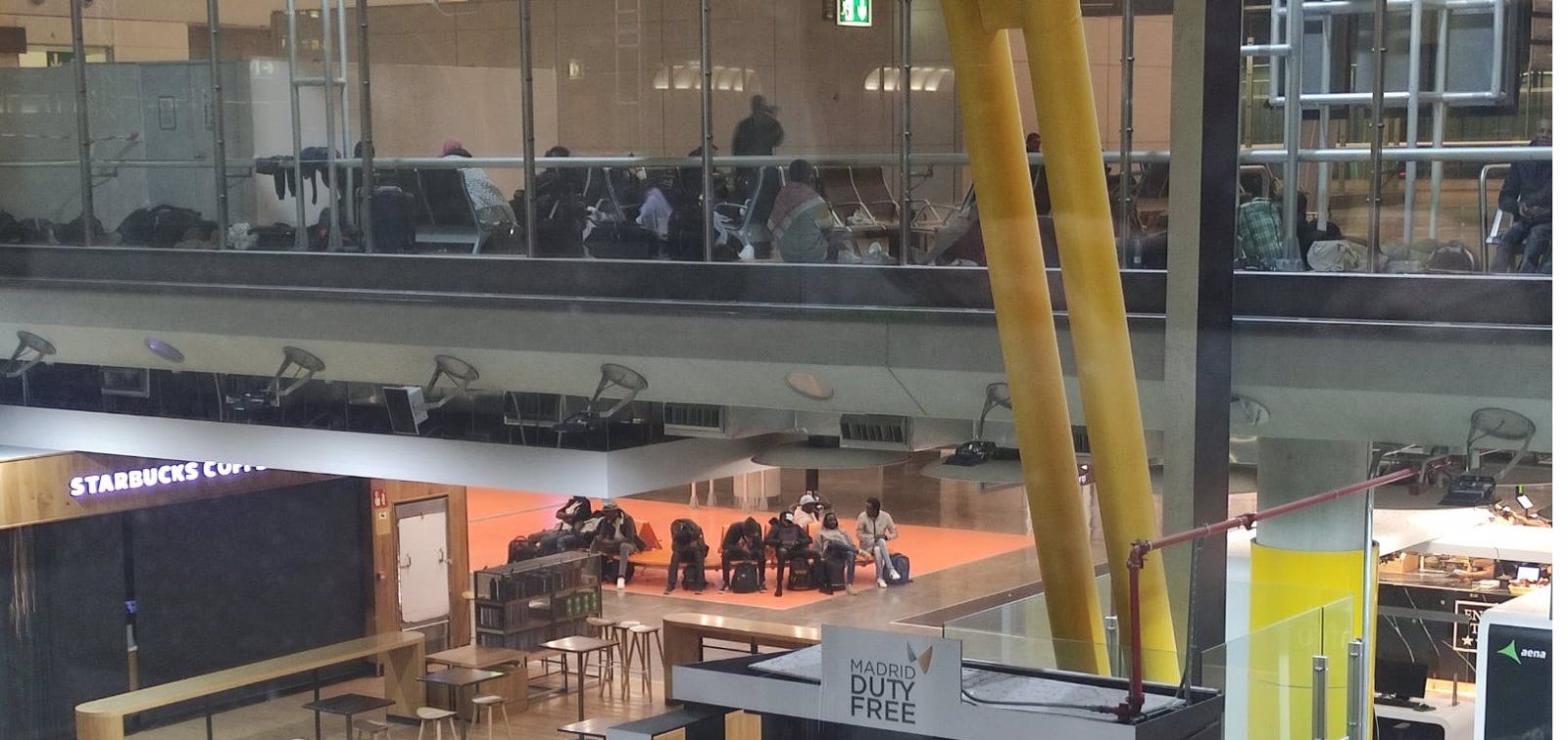 El Gobierno de España defiende que trabaja en ayudar a los asilados en Barajas