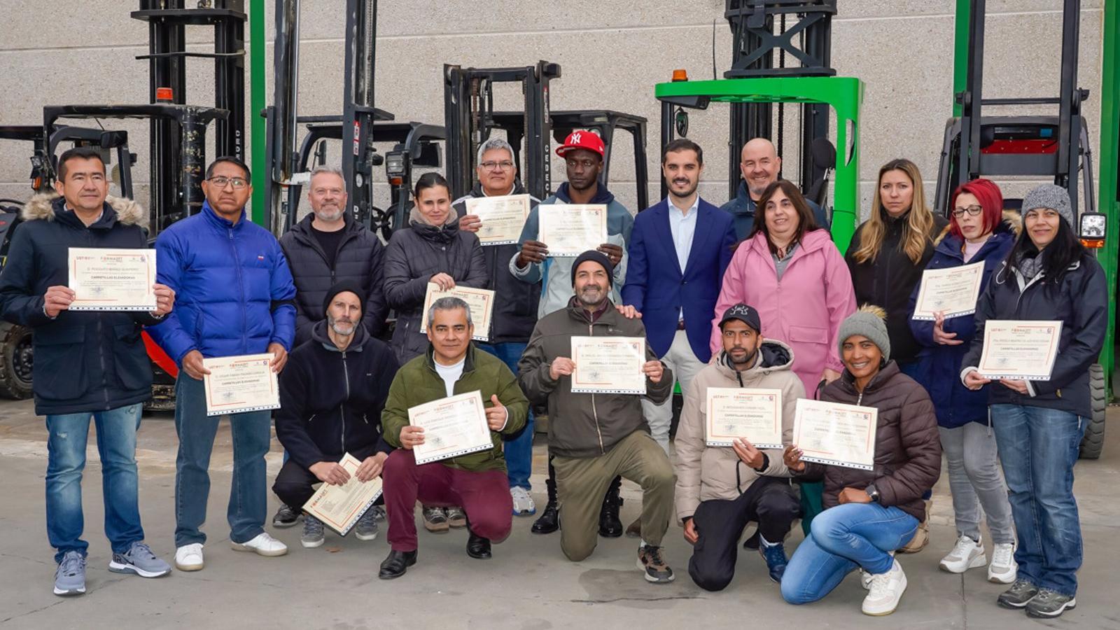 Los alumnos de Torrejón que han superado el curso de Operador de carretillas elevadoras reciben sus diplomas