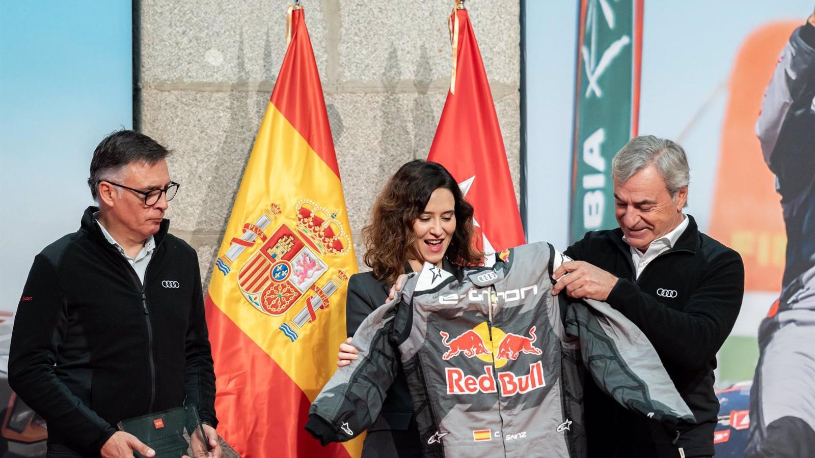 Homenaje en Sol a Carlos Sainz y Lucas Cruz tras su victoria en el Dakar