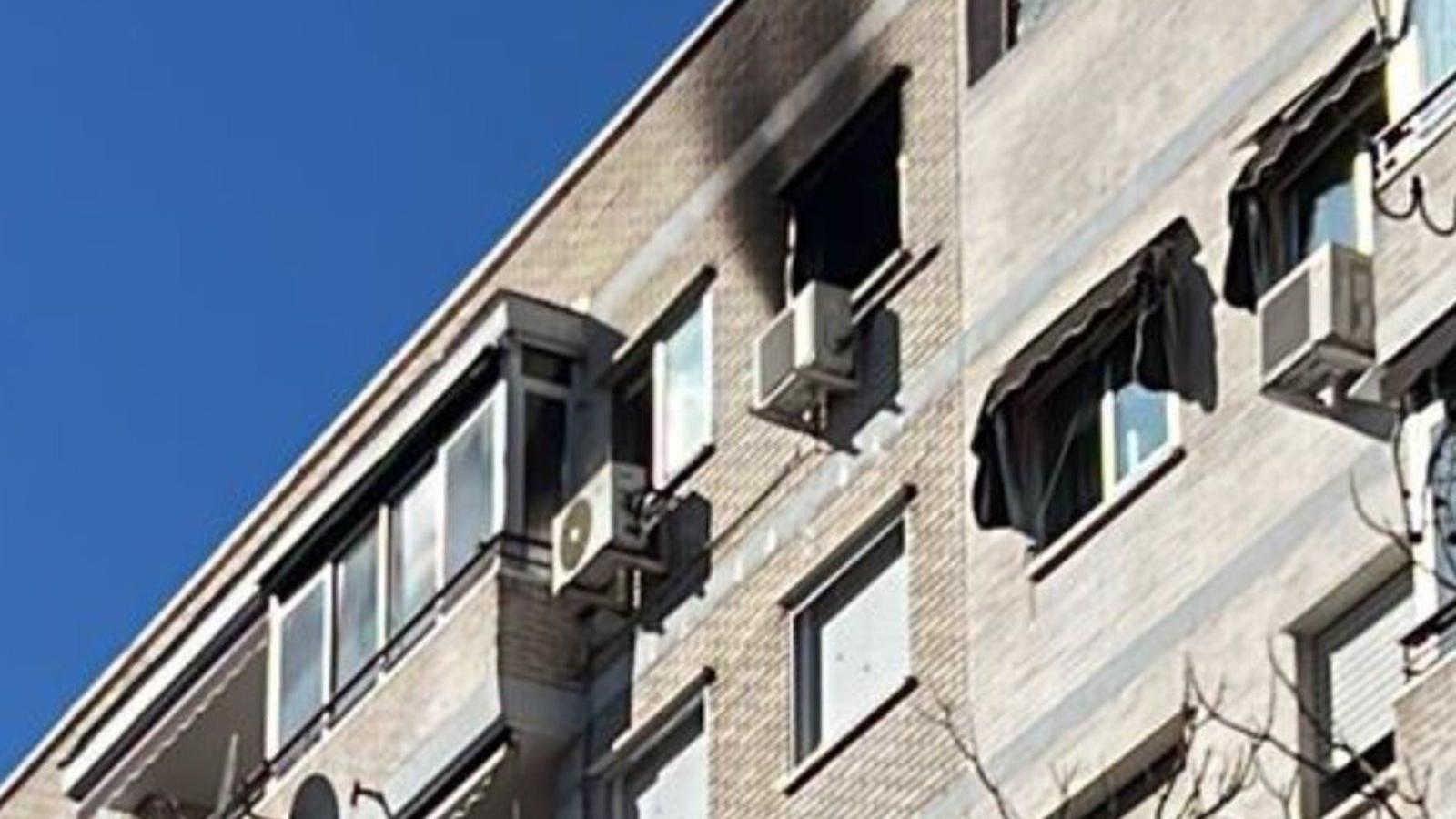  Tres atendidos en el incendio de la terraza de un edificio de Alcalá de Henares