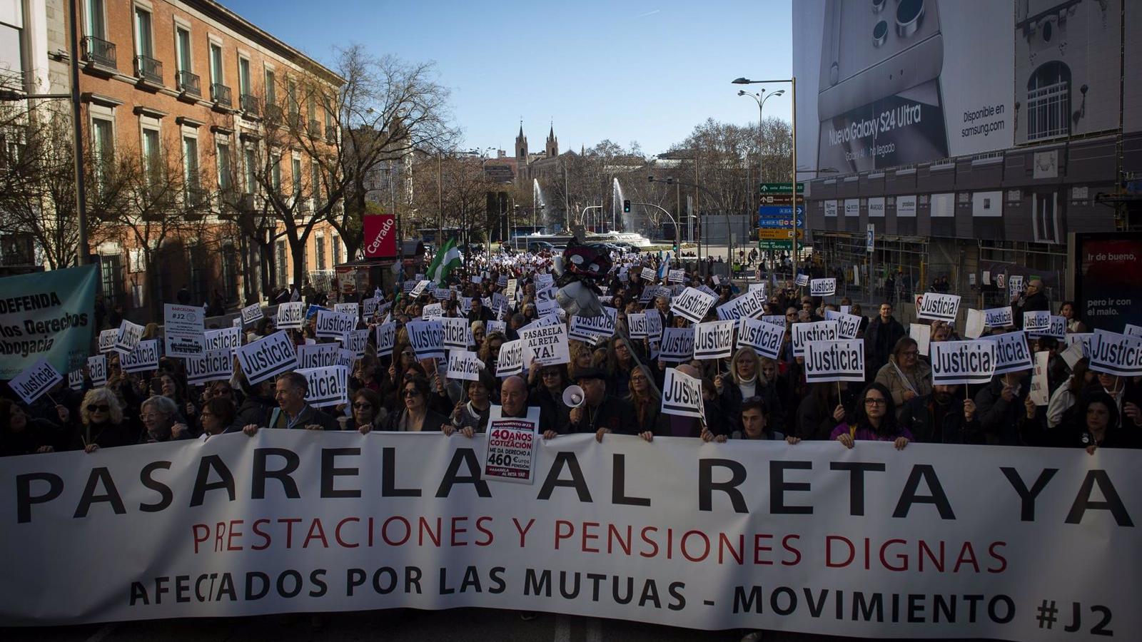 Abogados y procuradores se manifiestan en Madrid contra la mutualidad de la abogacía y para pedir prestaciones "dignas"