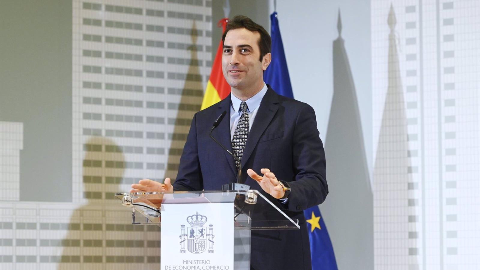 El ministro Cuerpo apuesta por "una redistribución de la riqueza" y promover la subida de los sueldos de los jóvenes
