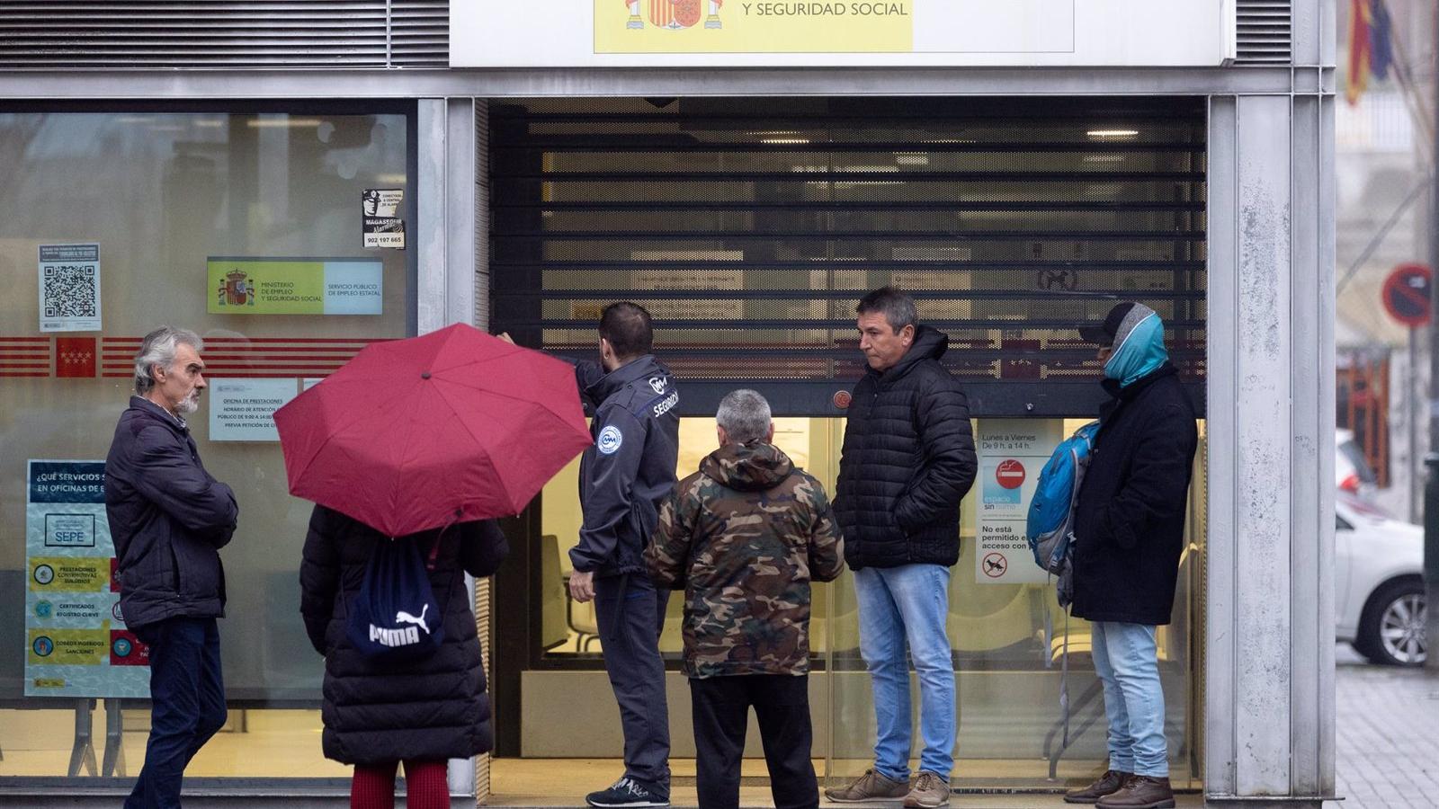 Trabajo abordará este lunes con sindicatos y empresarios la reforma del subsidio por desempleo