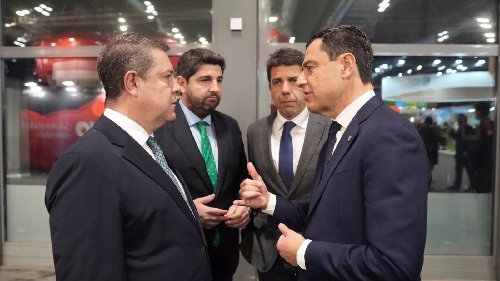 Las CCAA presionan a Sánchez para reformar el sistema de financiación y amenazan con cumbres paralelas entre 'barones'