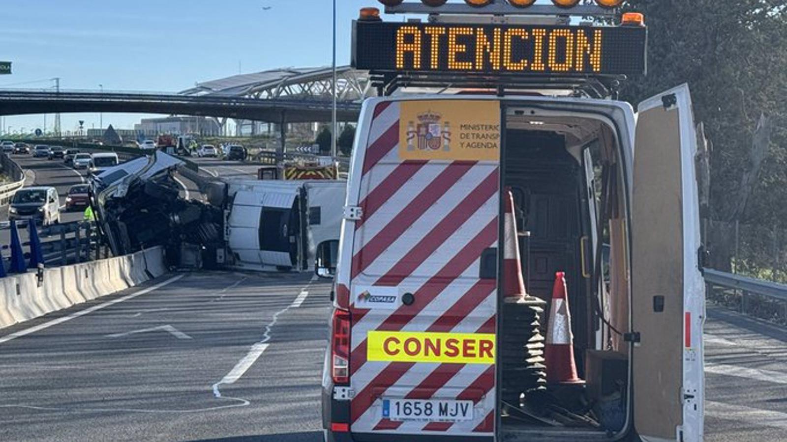  Un camión vuelca en la A-1 en San Agustín de Guadalix y colisiona con un vehículo, dejando un herido grave