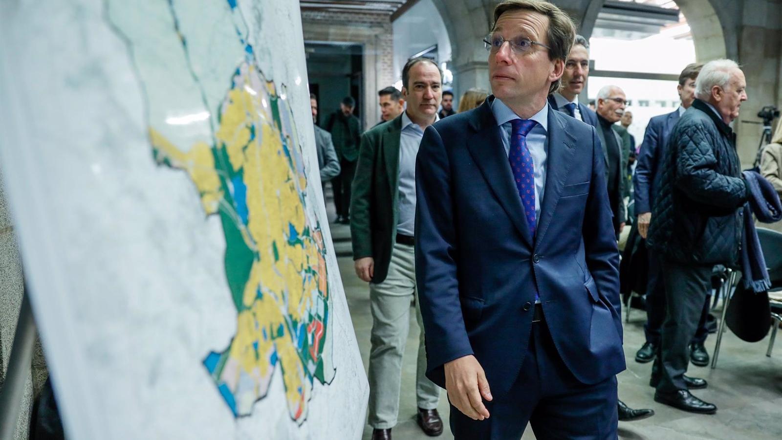 Almeida defiende que se está siguiendo la "estrategia adecuada" con las restricciones a vehículos contaminantes