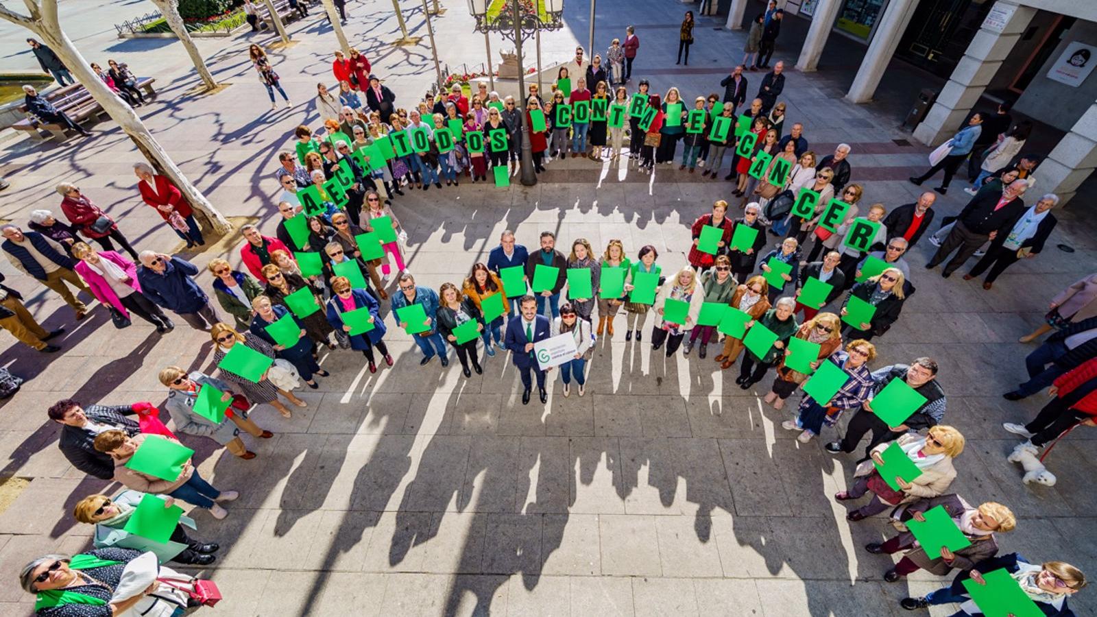 Un gran lazo humano en la Plaza Mayor de Torrejón muestra su apoyo a los enfermos de cáncer
