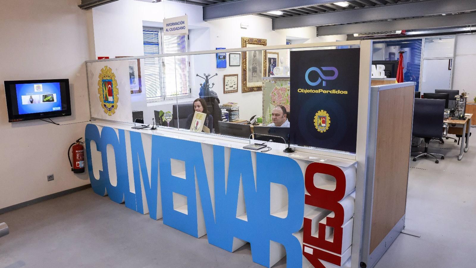 La Oficina de Objetos Perdidos de Colmenar devuelve 600 pertenencias extraviadas a sus dueños durante 2023