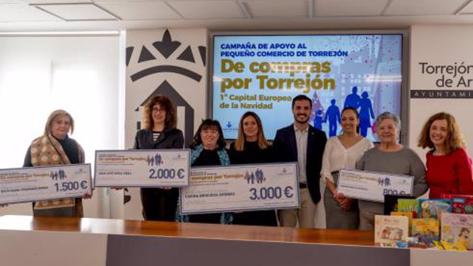Los ganadores de 'De compras por Torrejón 1ª Capital Europea de la Navidad' reciben sus cheques