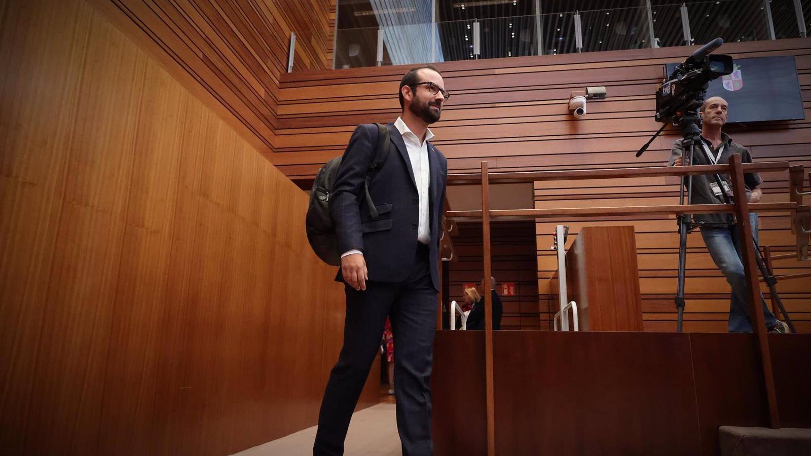 Ángel Hernández, diputado del PSOE en el Parlamento de CyL, dimite de todos sus cargos tras amenazar a su pareja