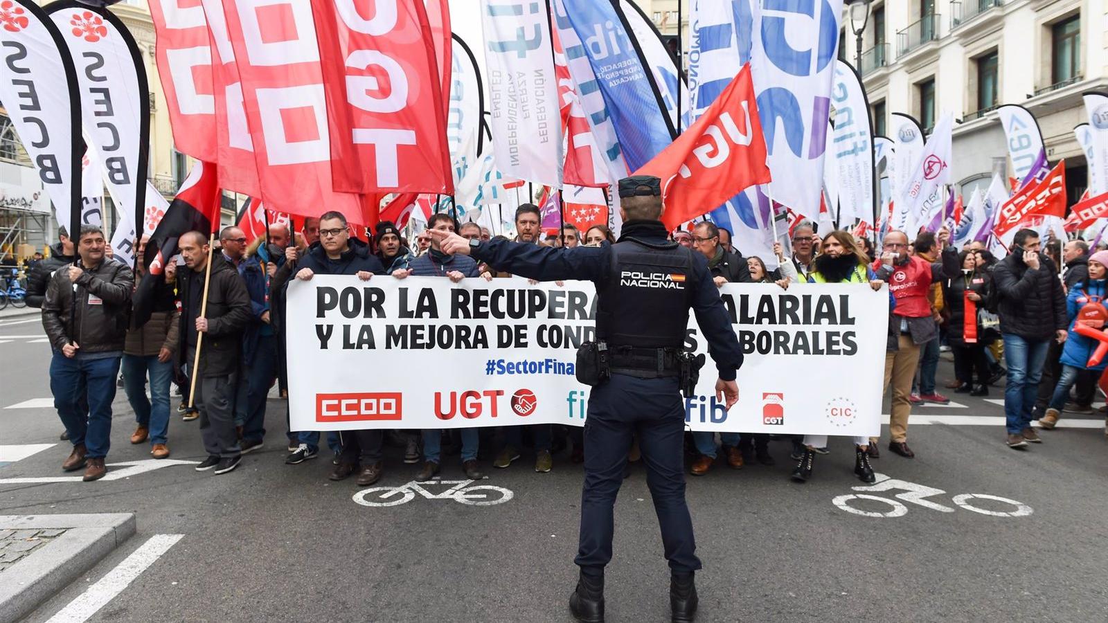 Empleados de banca se manifiestan en Madrid para pedir mejoras laborales