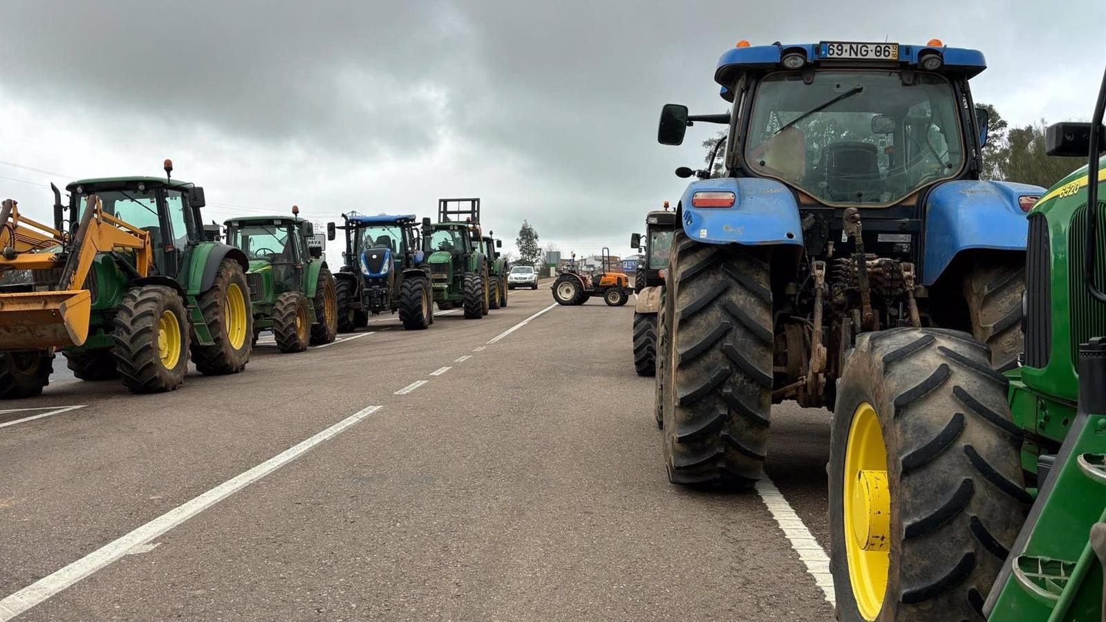 Sube a trece el número de carreteras extremeñas afectadas por las protestas de los agricultores y ganaderos