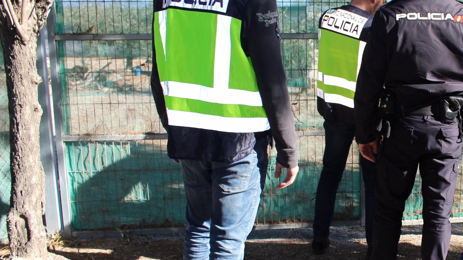 Seis detenidos por emplear 10 horas al día sin contrato a 34 personas en dos empresas agrícolas