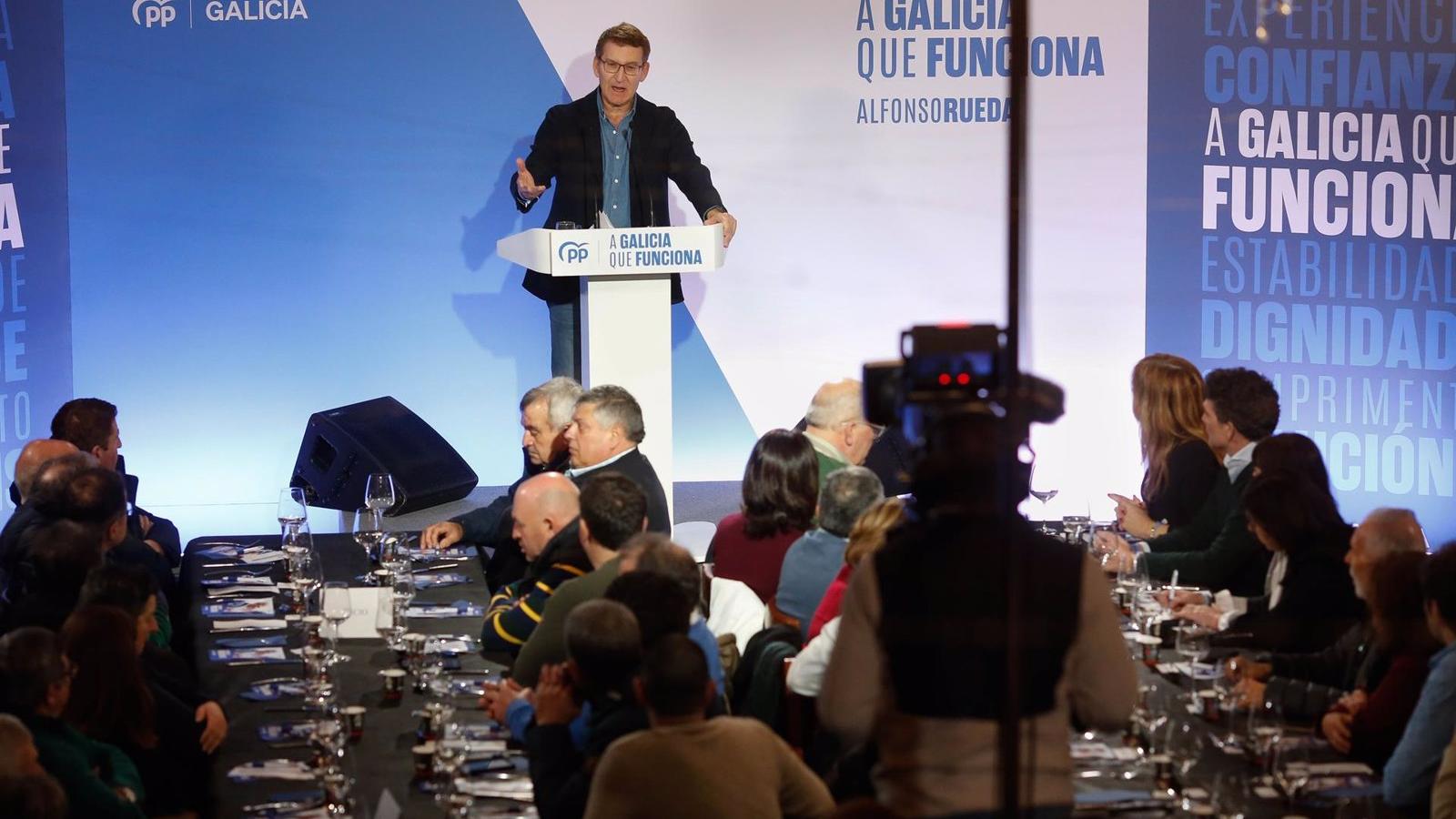 Feijóo cuenta que no tardó "ni un día en descartar" los votos de Junts, que le ofreció investirlo a cambio de amnistía