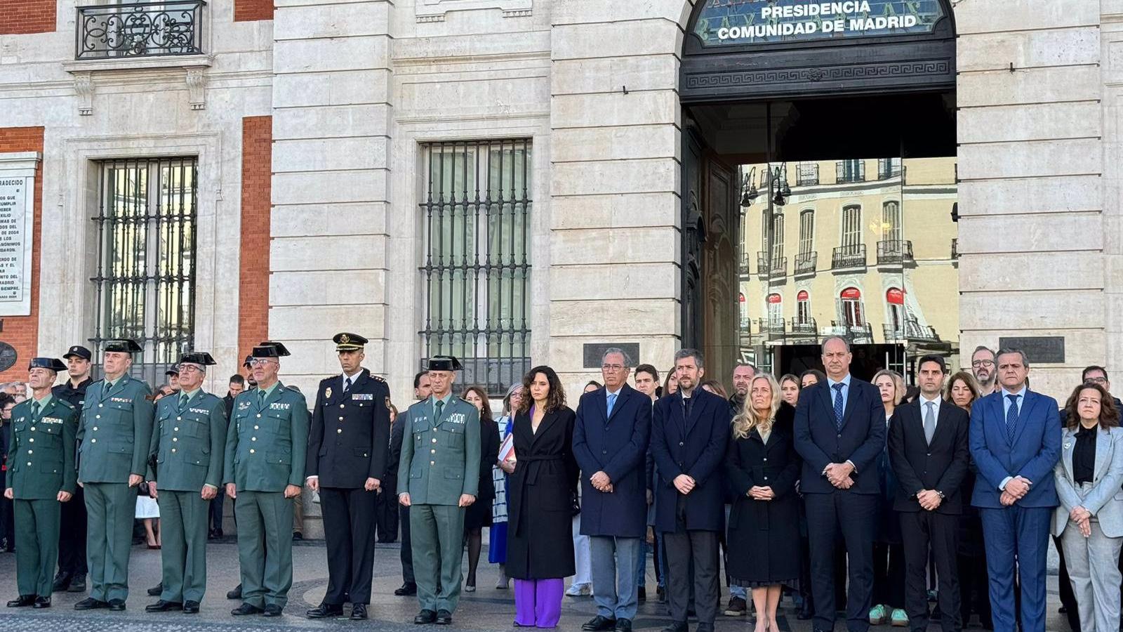 Gritos de "Marlaska dimisión" y "vivas" a la  Guardia Civil en el minuto de silencio en Sol por los agentes muertos 