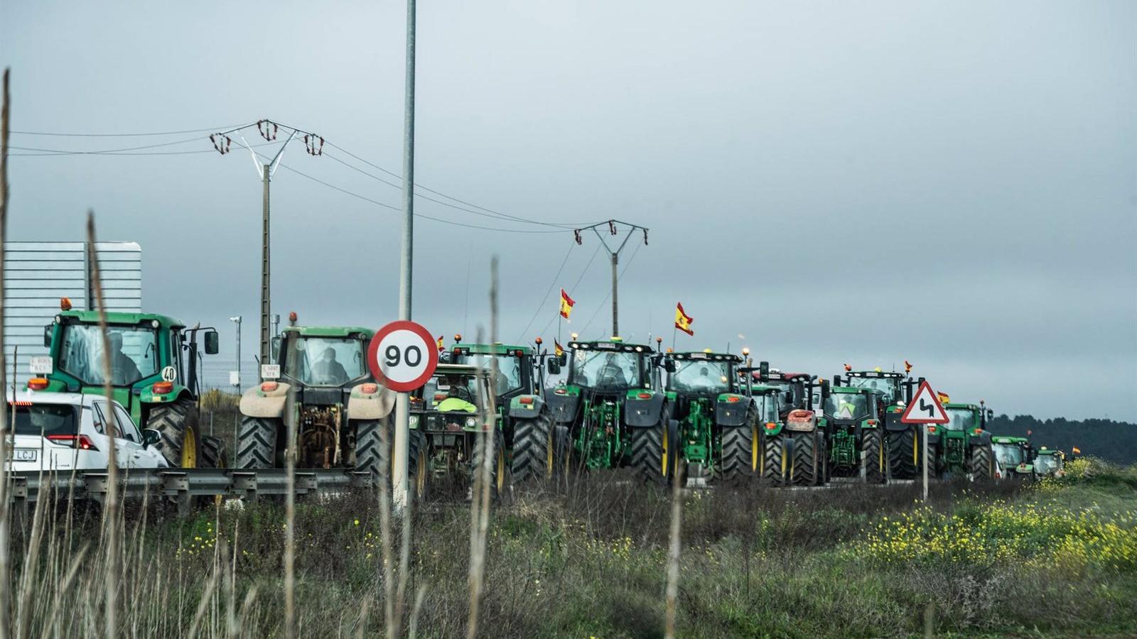 Un centenar de tractores marchan por la M-404 para pedir mejoras en el sector primario