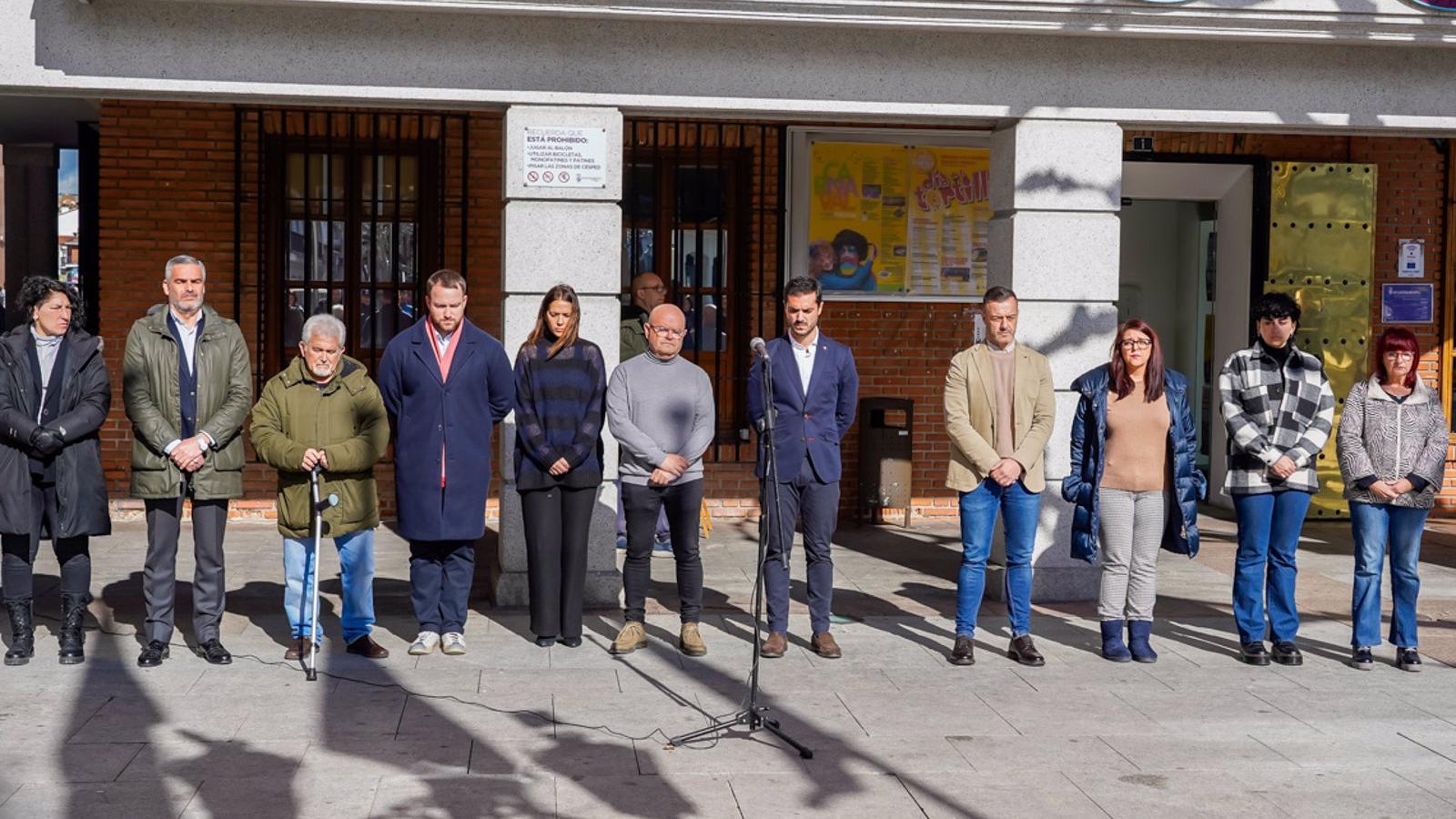 La Corporación municipal y muchos vecinos de Torrejón se suman al minuto de silencio por los guardias civiles asesinados