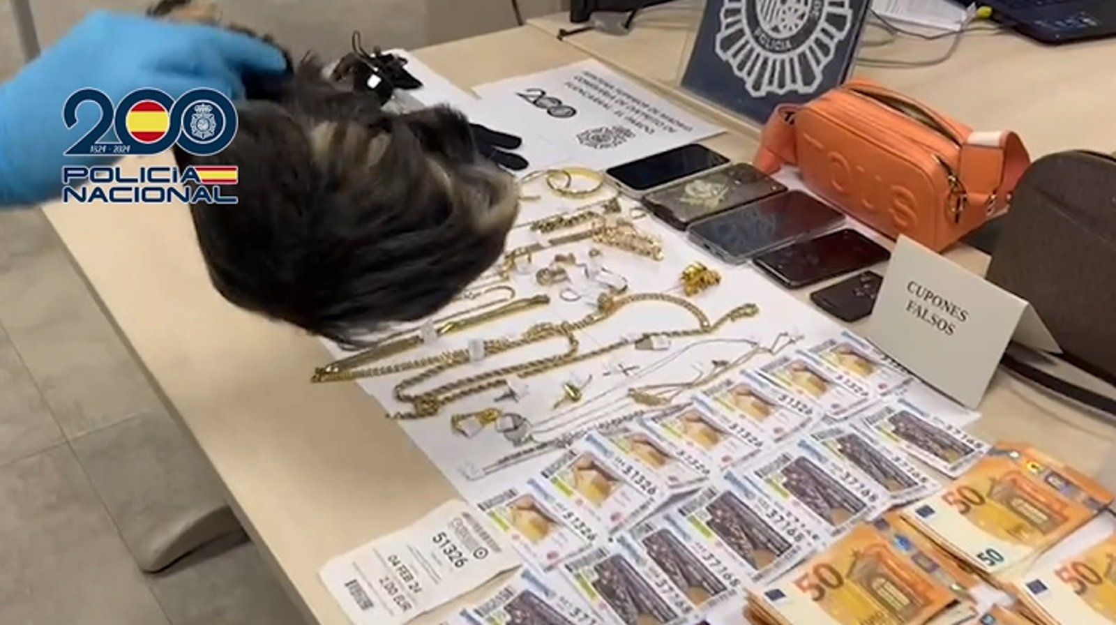  Tres detenidos por engañar a una anciana con el método del 'tocomocho' y robarle joyas y mucho dinero